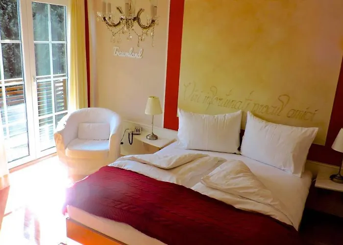 Lovely In By Lisa & Daniel 3*