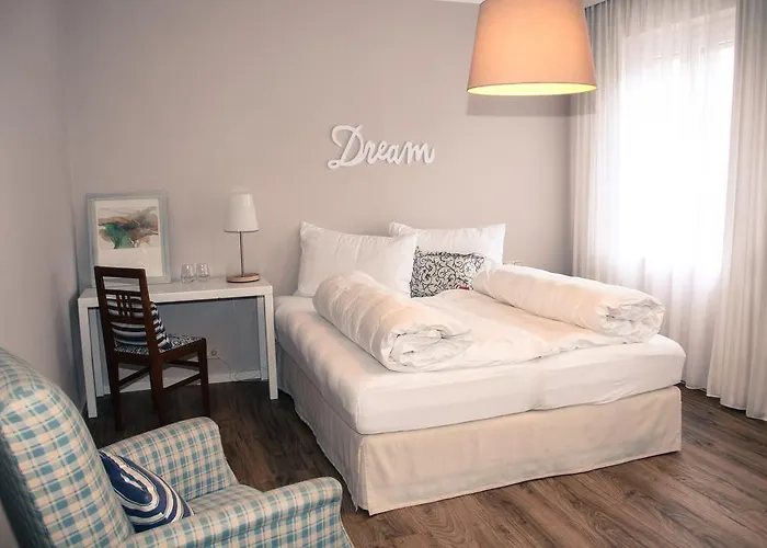 Bed & Breakfast Lovely In By Lisa & Daniel 3*